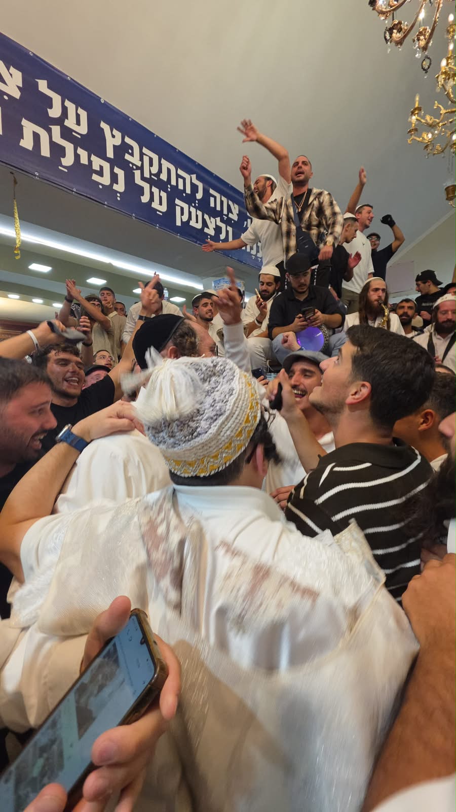 Status update image from Lipa Schmeltzer
