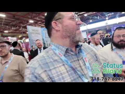 Yoely Lebowitz singing "A yiddishe Momme" at the Satmark Expo