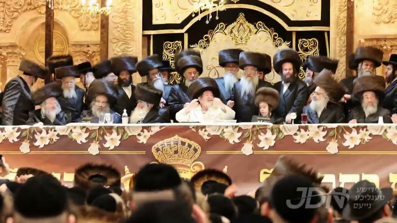 נעילת החג בחצר הקודש וויזניץ, אינאיינעם מיט די סעודת הכנסת ספר תורה