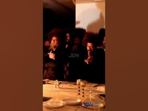 האדמו"ר מסקולען ירושלים ביי הבדלה מוצש"ק אין בארא פארק, אינאיינעם מיטן פלומעניק האדמו"ר מסקולען.