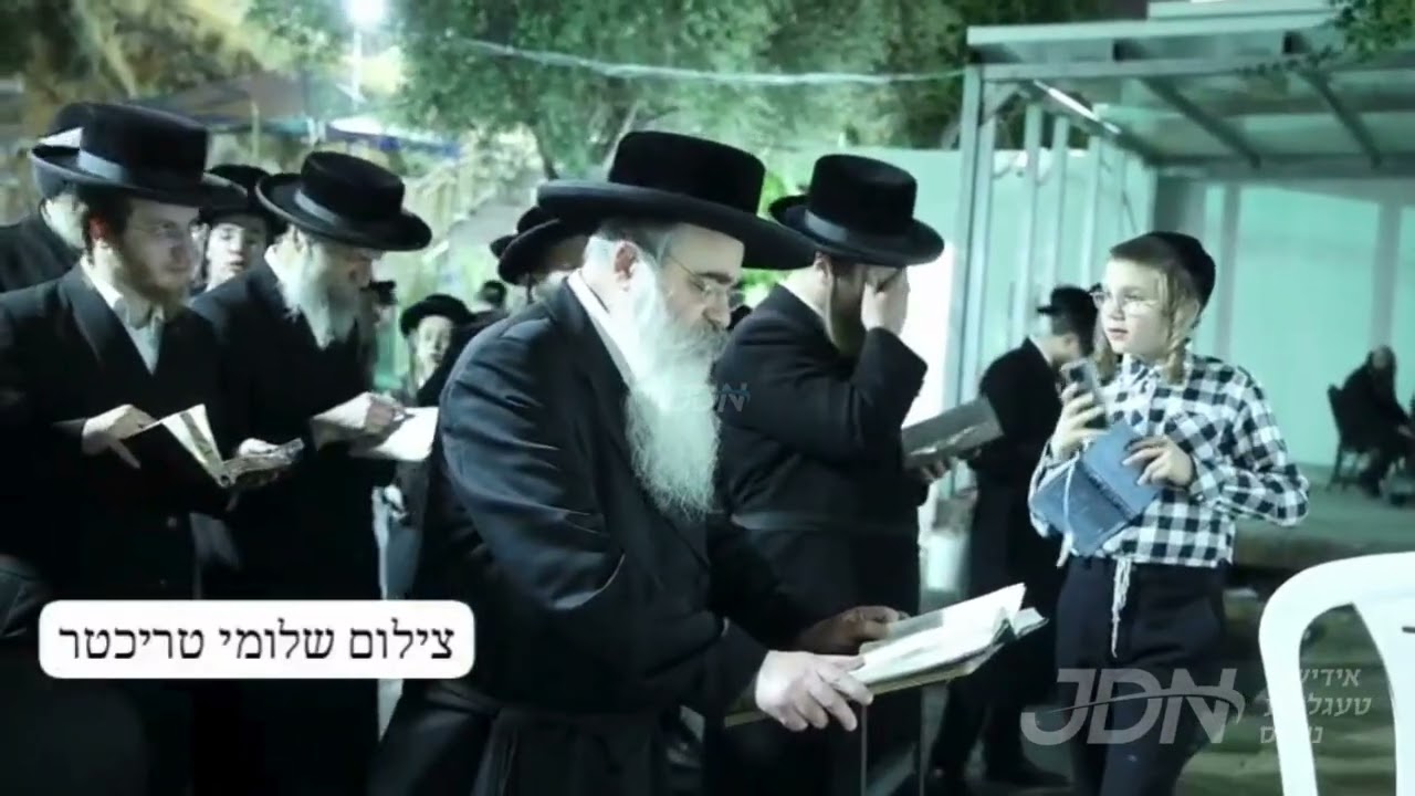 האדמו"ר מלעלוב ביים לעצטן ספירה ביי קבר שמעון הצדיק אין ירושלים