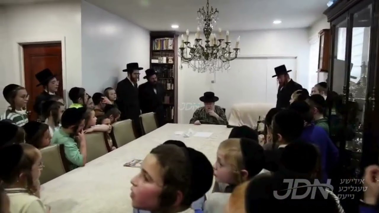 האדמו"ר מלעלוב ביים געבען א שמעוס פאר ילדי ת"ת לעלוב