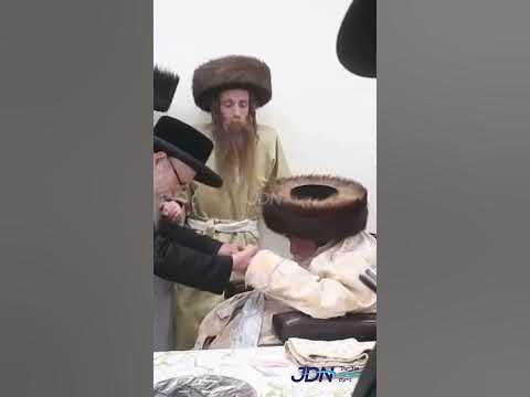 האדמו"ר מסערדאהעלי אין א טאנץ ביים שמחת השבע ברכות פון אן אייניקל פון האדמו"ר מתולדות אברהם יצחק