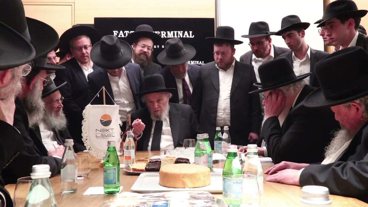 מה הסכום שמנהיג הדור רבי משה הלל הירש אסף לקרן עולם התורה? מתוך קבלת פנים שנערכה לרבינו בשדה התעופה