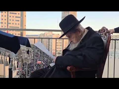 💥תיעוד חריג: מנהיג הדור הגר״ד לנדו מניף יד כמחאה נגד מערכת המשפט – בעת הקראת החלטות עצרת המיליון⚡️