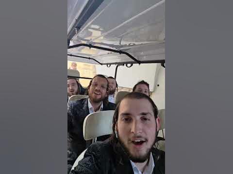 ילדים וילדות משחקים ברחבות ירושלים שרולי וינברגר & המקהלה שרים בקולנועית בדרך לאירוע שבת מול הכותל
