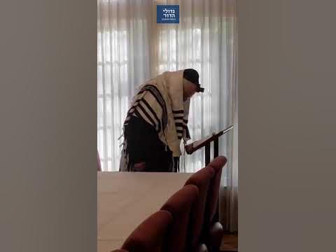 ✈️ נחת בארה"ב! 🚨 תפילת שחרית ראשונה של מנהיג הדור הגרמ"ה הירש במסע ההיסטורי