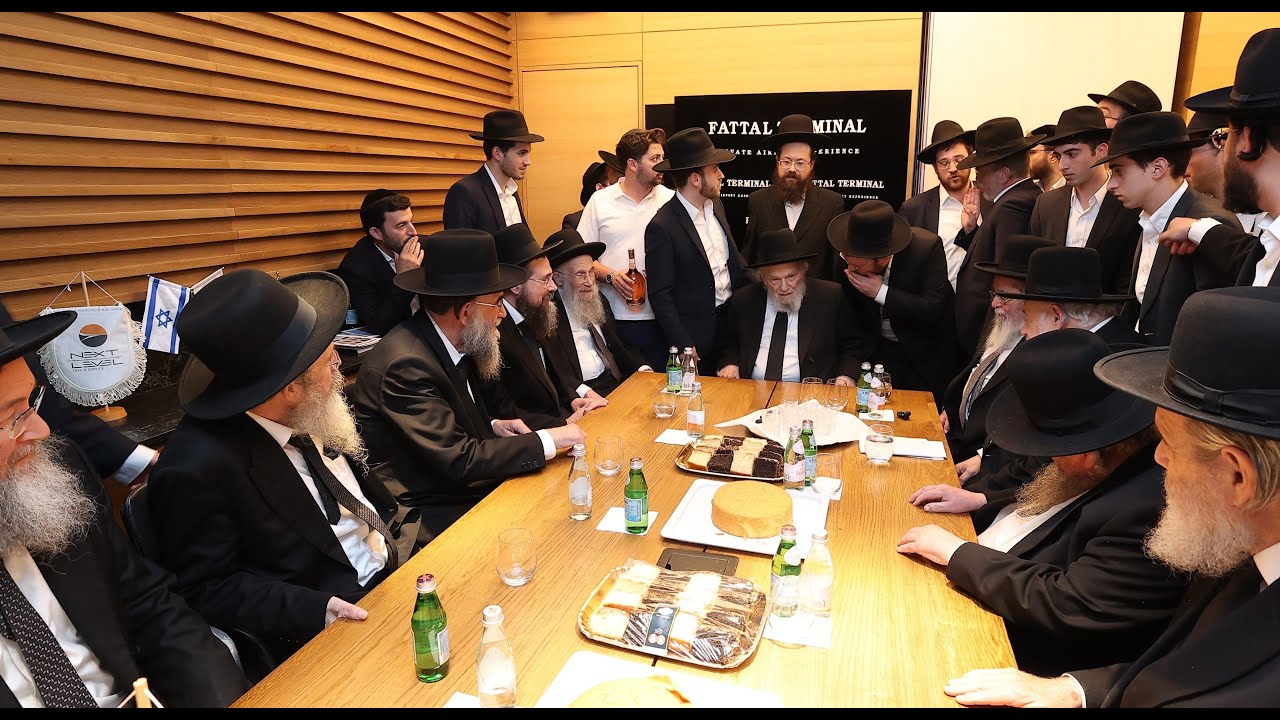 המסע שהציל את עולם התורה: גדולי ראשי הישיבות מקבלים את פני רבי משה הלל הירש בנתב"ג | קרן עולם התורה