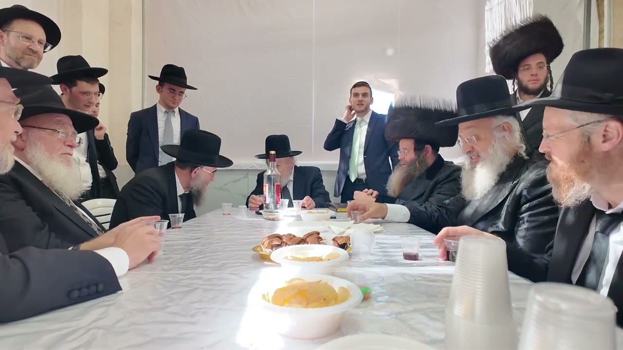 👑 פלפול הלכתי מרתק בסוכתו של רשכבה"ג מרן הגרמ"ה הירש שליט"א – עם הגרב"מ אטינגר והאדמו"ר מדז'יקוב