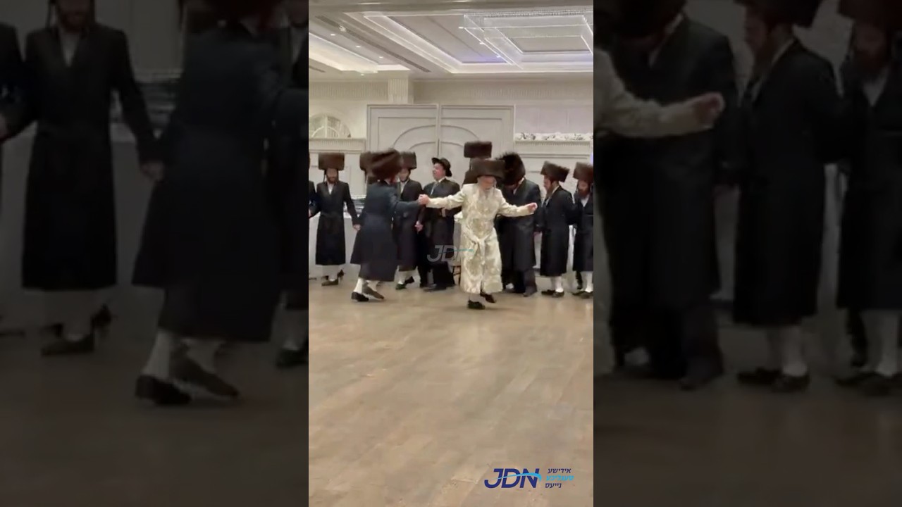 האדמו"ר מקאסאן אין א טאנץ ביים שמחת החתונה בבית קאסאן - קאסאני.