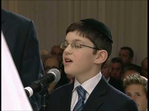 Chazzan Avromi Freilich sings Eishes Chayil with his son at a Chuppah