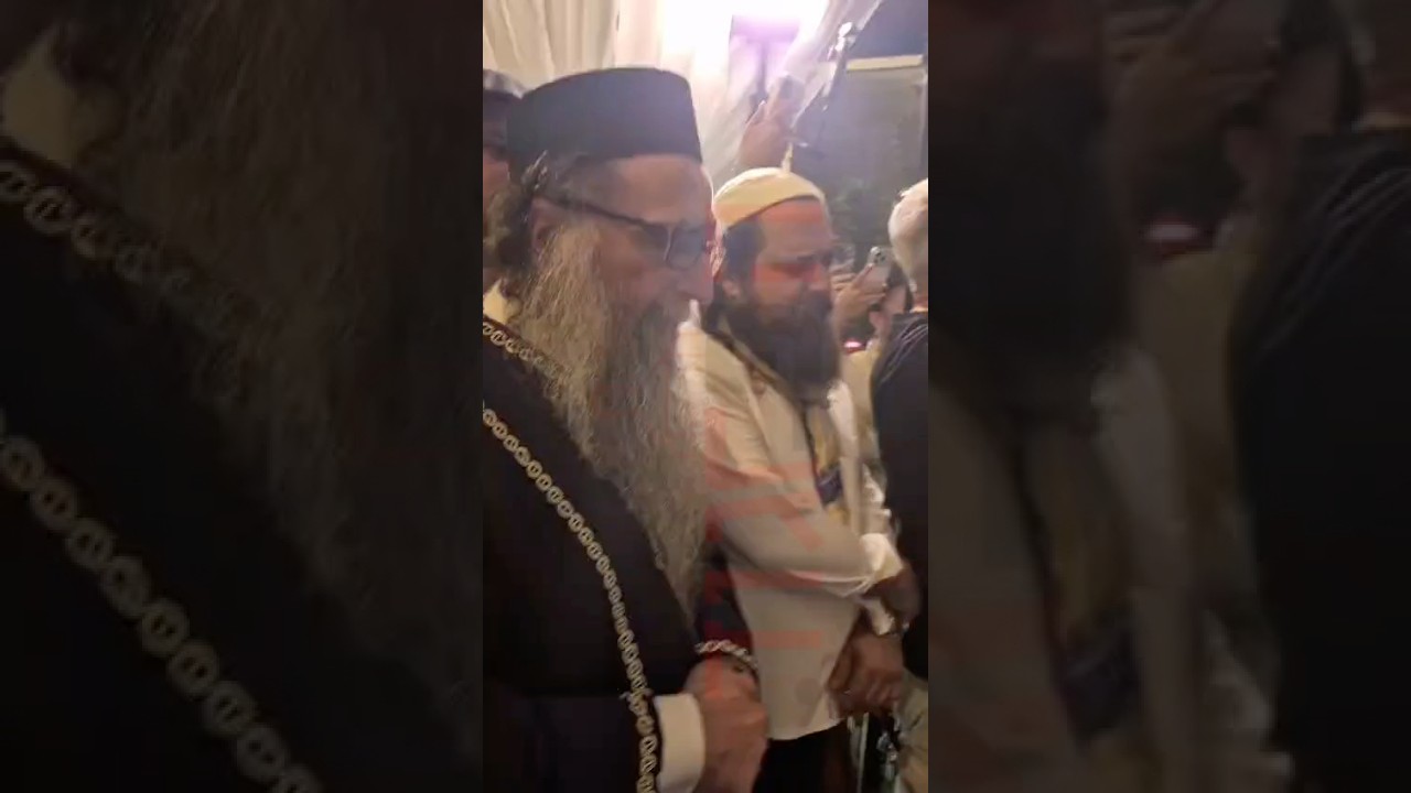 רבי יאשיהו פינטו בחופת אחד מחסידו
