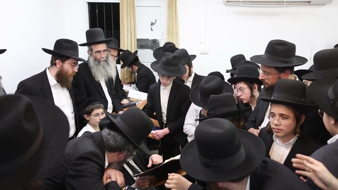 מתיקות התורה: בחורים צעירים משוחחים בלימוד עם רשכבה"ג מרן ראש הישיבה הג"ר משה הלל הירש.