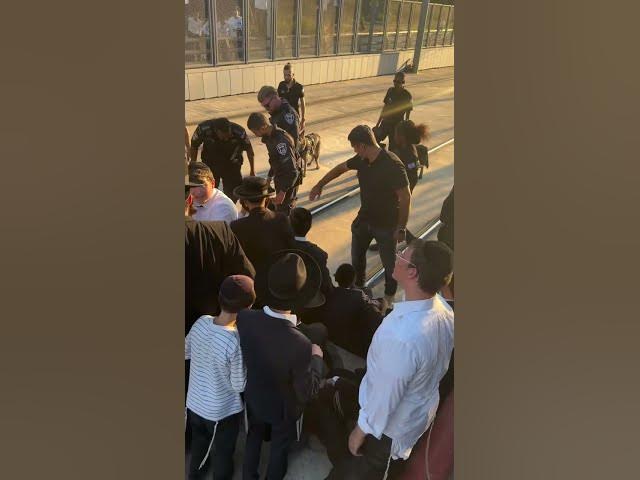 Extremists block entrance of Tunnel protesting the IDF Draft