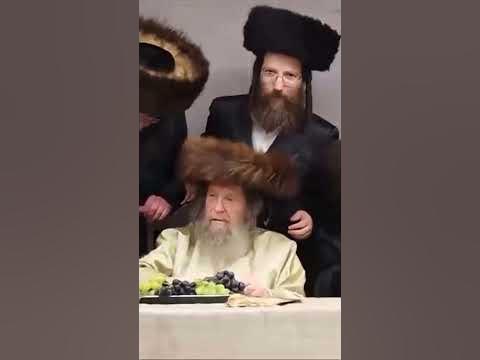 Rabbi of Leluv-Niklshburg throwing grapes at the wedding of his child❤️‍🔥