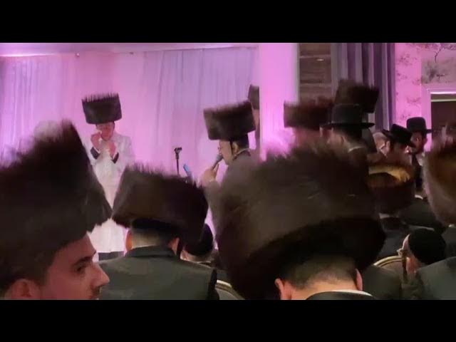 Lipa Schmeltzer warming up the Chosen with Gramen at his Chuppa 💧
