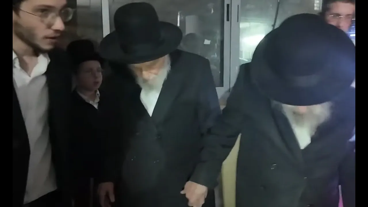 תיעוד נדיר ומרגש: גדולי הדור הרב דב לנדו והרב משה הלל הירש צועדים יד ביד במסיבת חנוכה בסלבודקה.