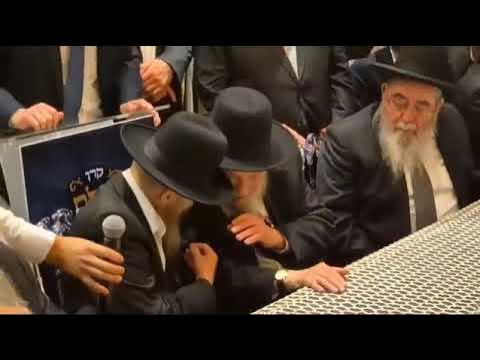 אמת מה נהדר: רשכבה"ג רבי משה הלל הירש ומרן המשגיח ר' דן סגל מתווכחים מי ידבר תחילה, כל אחד דוחק בשני