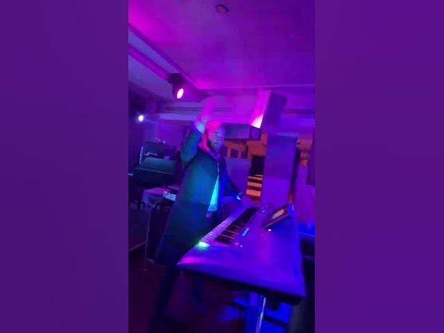 מוטי רוזנפלד בדיג׳יי מפוצץ בחתונה חסידית 🔥 #דיגיי #קלידן #ריקודים #Shorts