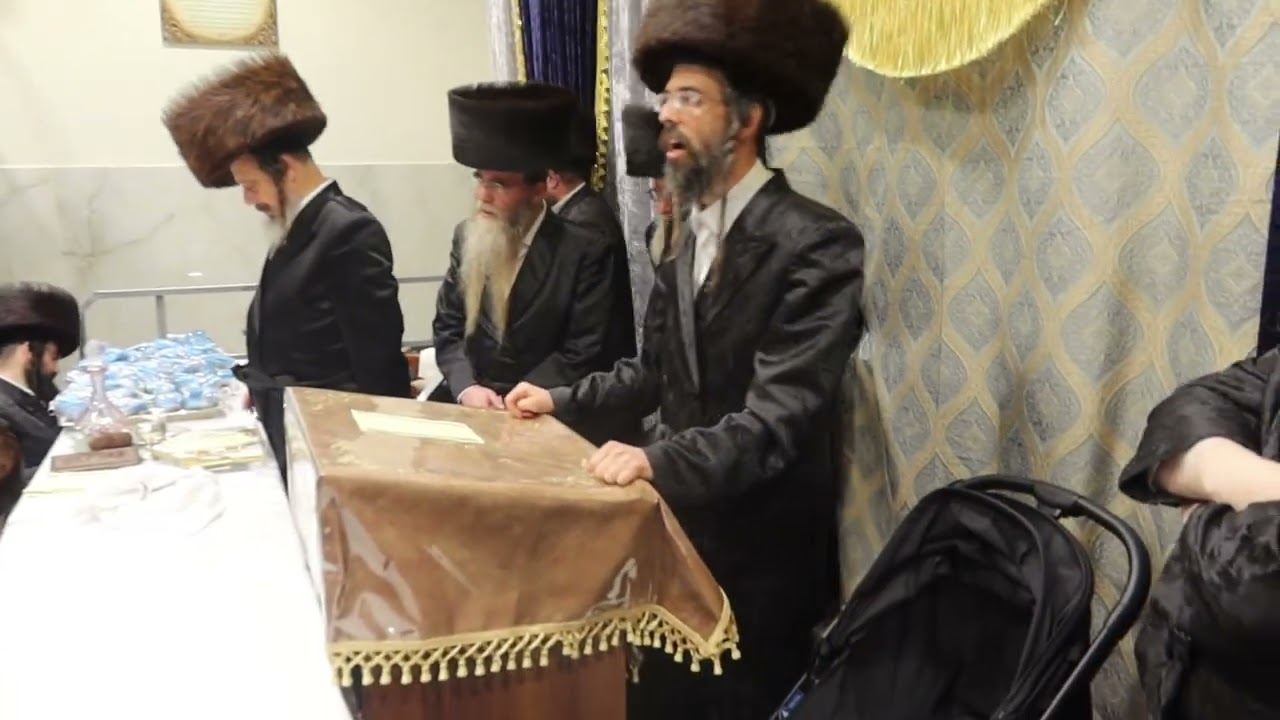 קרישמע ליינען בחצר הקודש זוועהיל