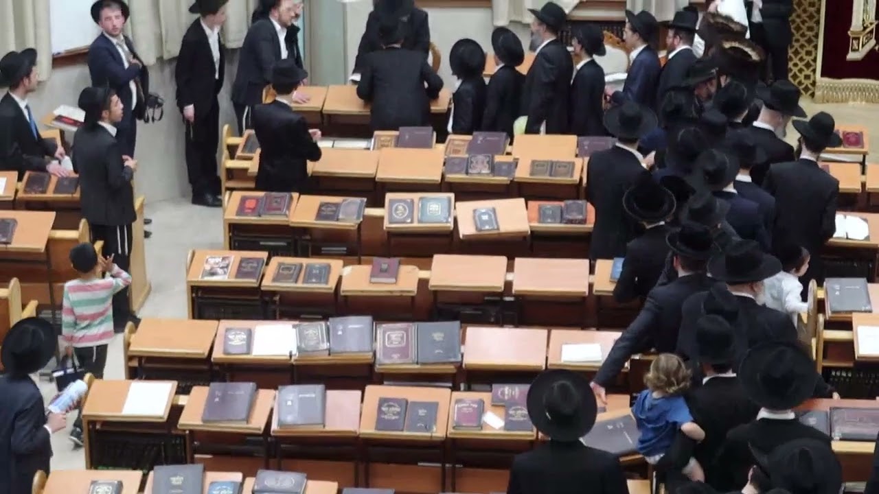 העומס החריג בבית הרב משה הלל הירש בפסח אילץ את אלפי האברכים להתברך עם ילדיהם בישיבה.