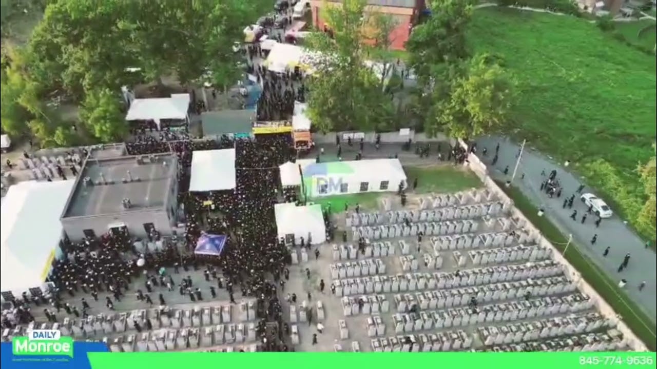 Thousands of mispallelim gather in Kiryas Yoel for the yahrtzeit of the Satmar Rebbe ZY”A.