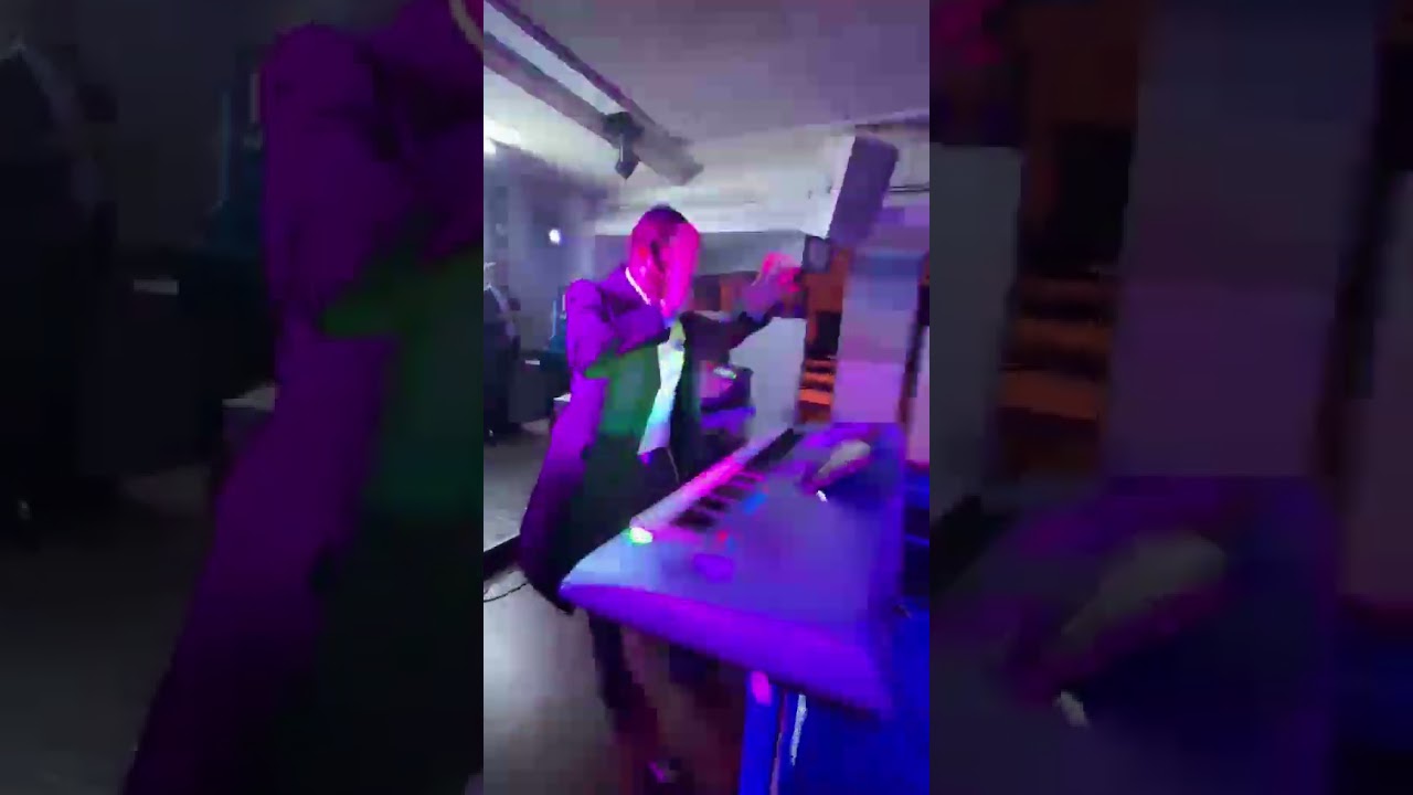 דיג׳יי שלא נותן לרחבה לנוח 🔥 #מוטירוזנפלד #דיגייחסידי #חתונה #Shorts