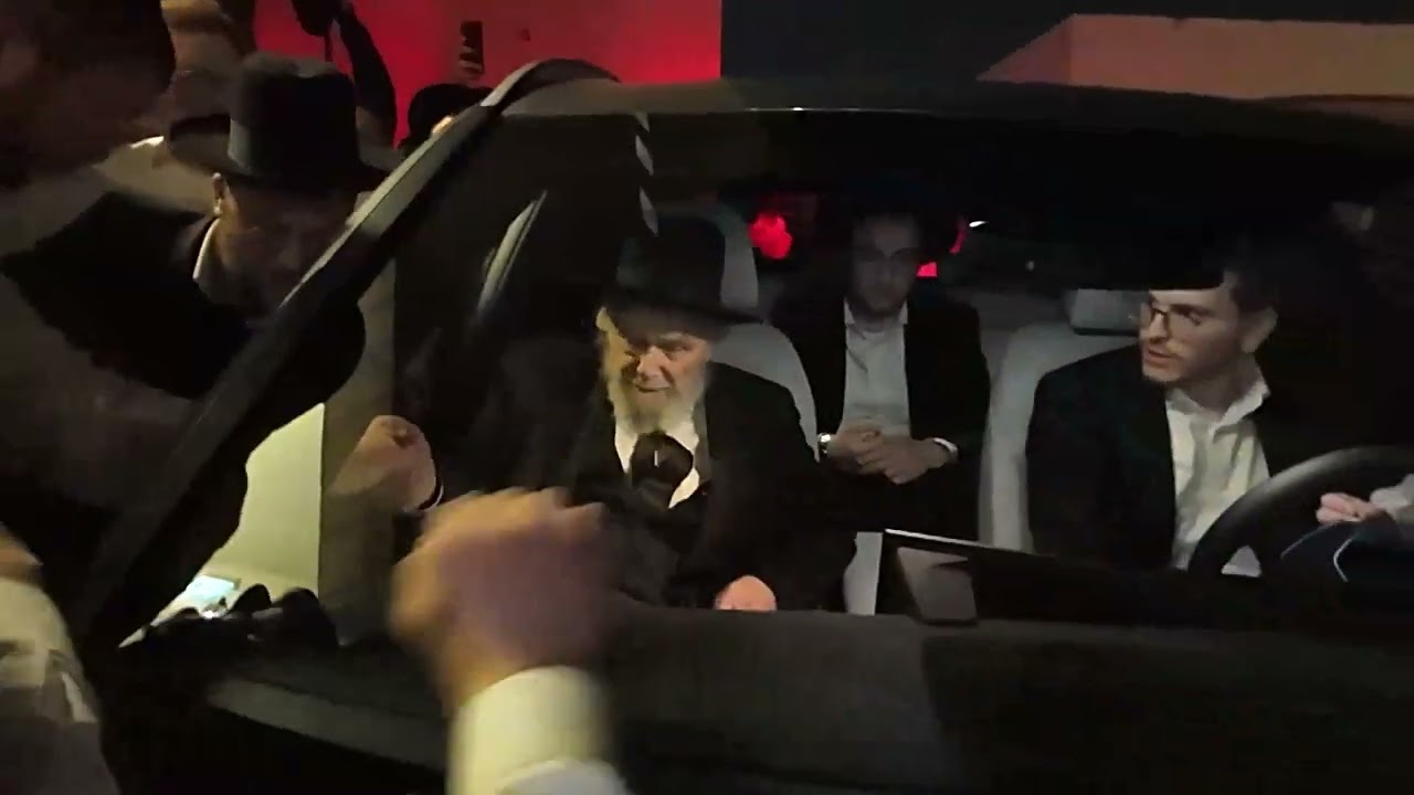 בני ישיבת אור אלחנן מלווים את רשכבה"ג מרן הג"ר משה הלל הירש ביציאה מביקור החיזוק בישיבה. שבט תשפ"ה