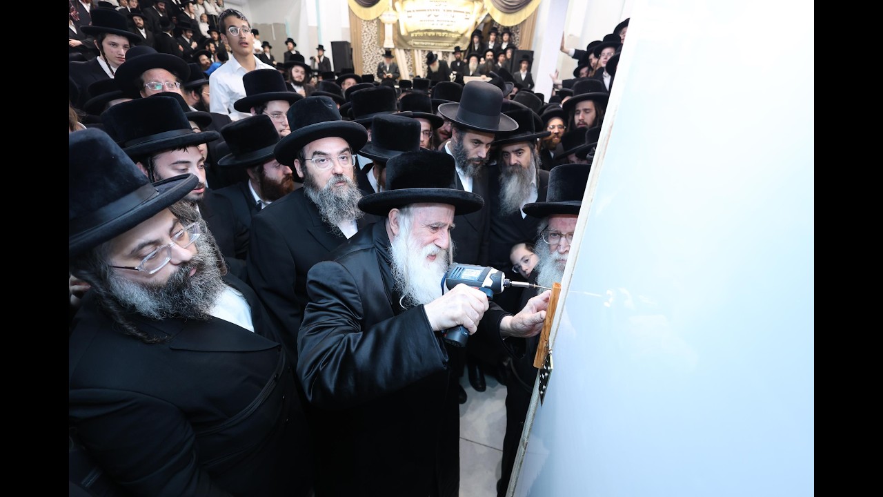 פרייליכער מעמד חנוכת הבית און קביעת מזוזה פארן נייעם ביהמ"ד דחסידי מאחנובקא בעלזא אין ירושלים עיה"ק