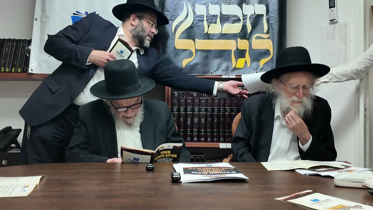ערב שבועות בחצות: בבית רשכבה"ג הגרמ"ה הירש מעמד התפילה לבנים צדיקים עבור שותפי 'איחוד בני הישיבות'.