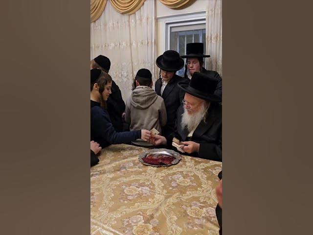 Rabbi giving the blessed dollars🤠❤️‍🔥