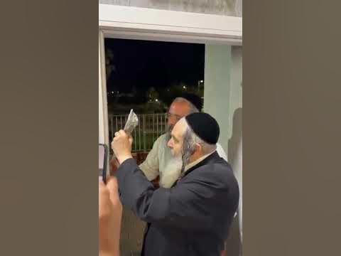 Rabbi Shalom Arush putting on a Mezuza for the Avnei Choshen Community❤️‍🔥
