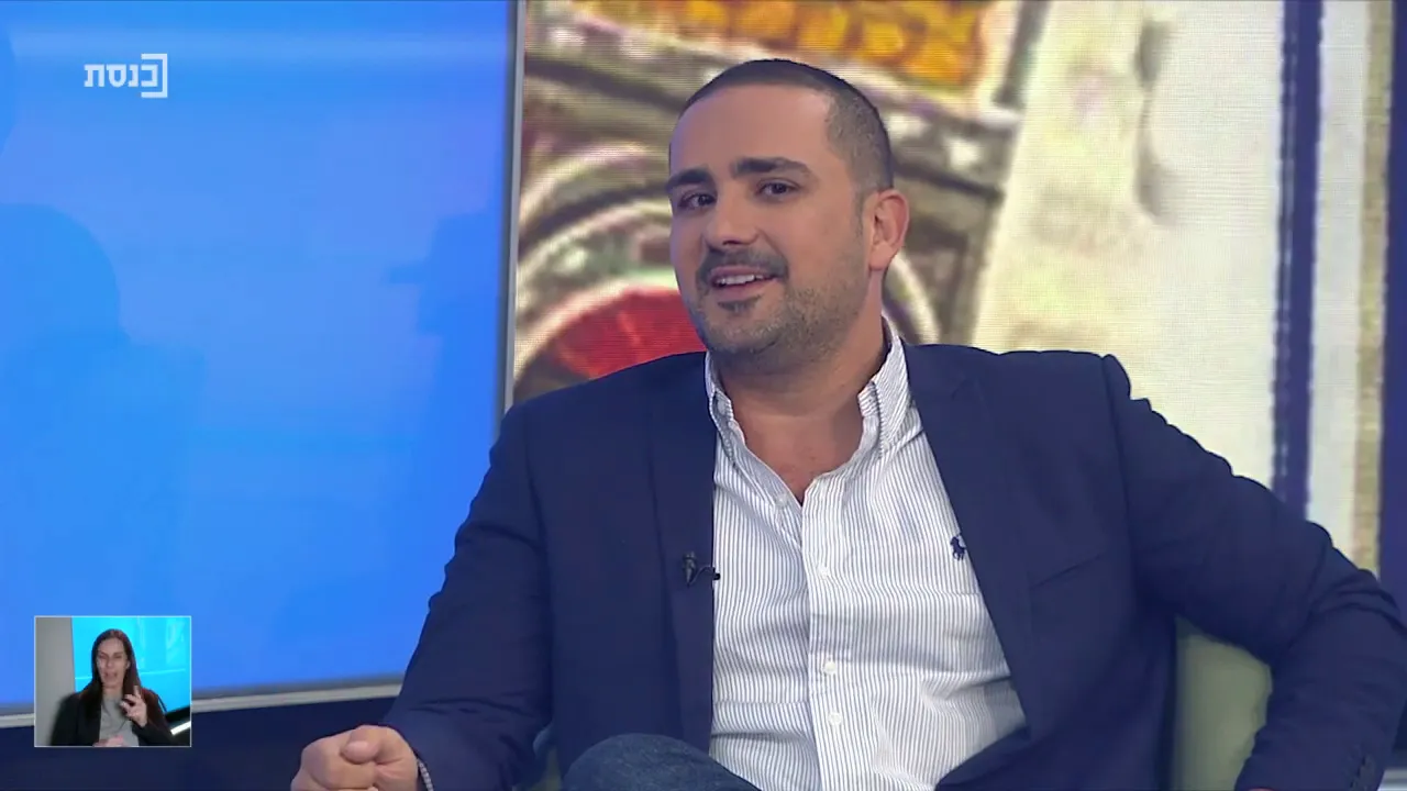 הזמר והפייטן יניב מדר בתכנית "שבת מלכה" בערוץ הכנסת