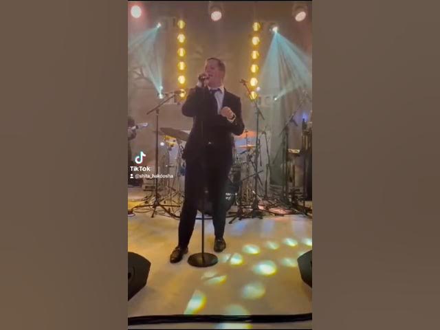 Simcha Leiner singing Layehudim at a recent wedding with Shira Orchestra! ✨🎶