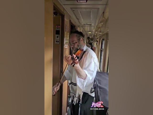 ר' אברום לייב איז משמח מיטן פידל אויפן באן אויפן וועג אהיים פון אומאן