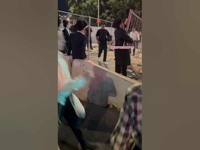 Hundreds of ultra-Orthodox protesters demonstrate against Jerusalem light rail, uproot fences