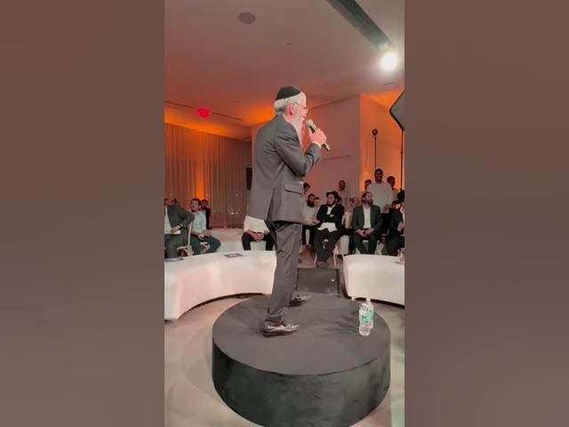 Avraham Fried singing Nisht Gedeiget Yidden in Miami