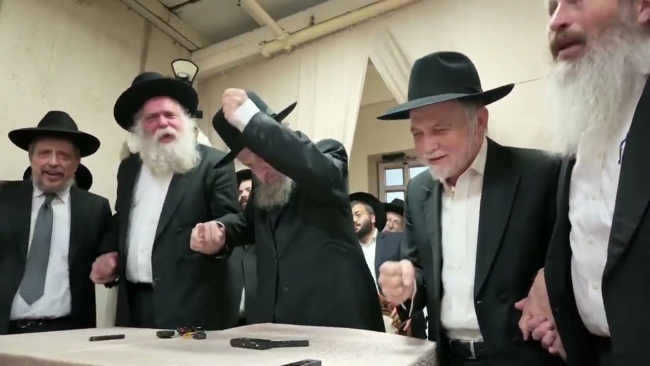 "עוצו עצה ותופר!": מנהיג הדור הגר"ד לנדו בריקוד סוער בבני ברק! 🔥