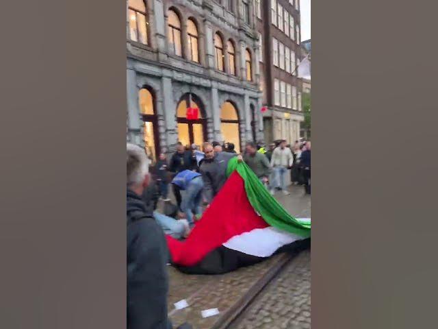 Netherland: Pro-Palestinians thought they could drop a huge Pali flag, it didn’t last long! 🫣🤪