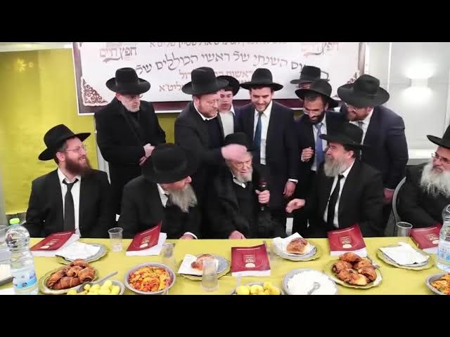 גדול הדור הרב משה הלל הירש מעיר למנחה שהכריז בבואו "רבן של כל בני הגולה" ו"רבן של ישראל".