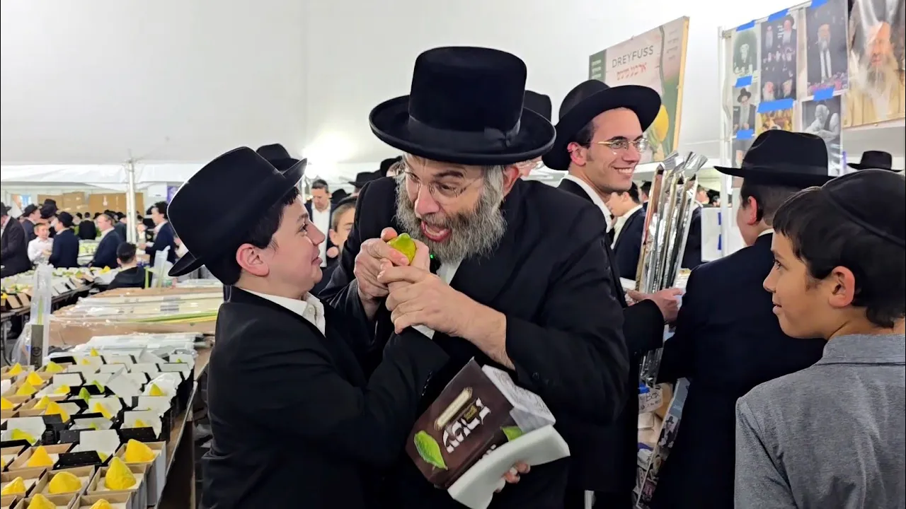 PLEASE… DON’T EAT MY ESROG! | Live With Avrum Halperin at the Lakewood Arba Minim Shuk Across BMG!