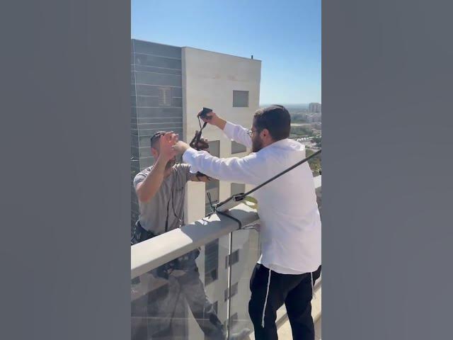 Chabad Sheliach Rabbi Shneur Gluchovsky, Puts on Tefillin on Rappelling worker on the 14th floor