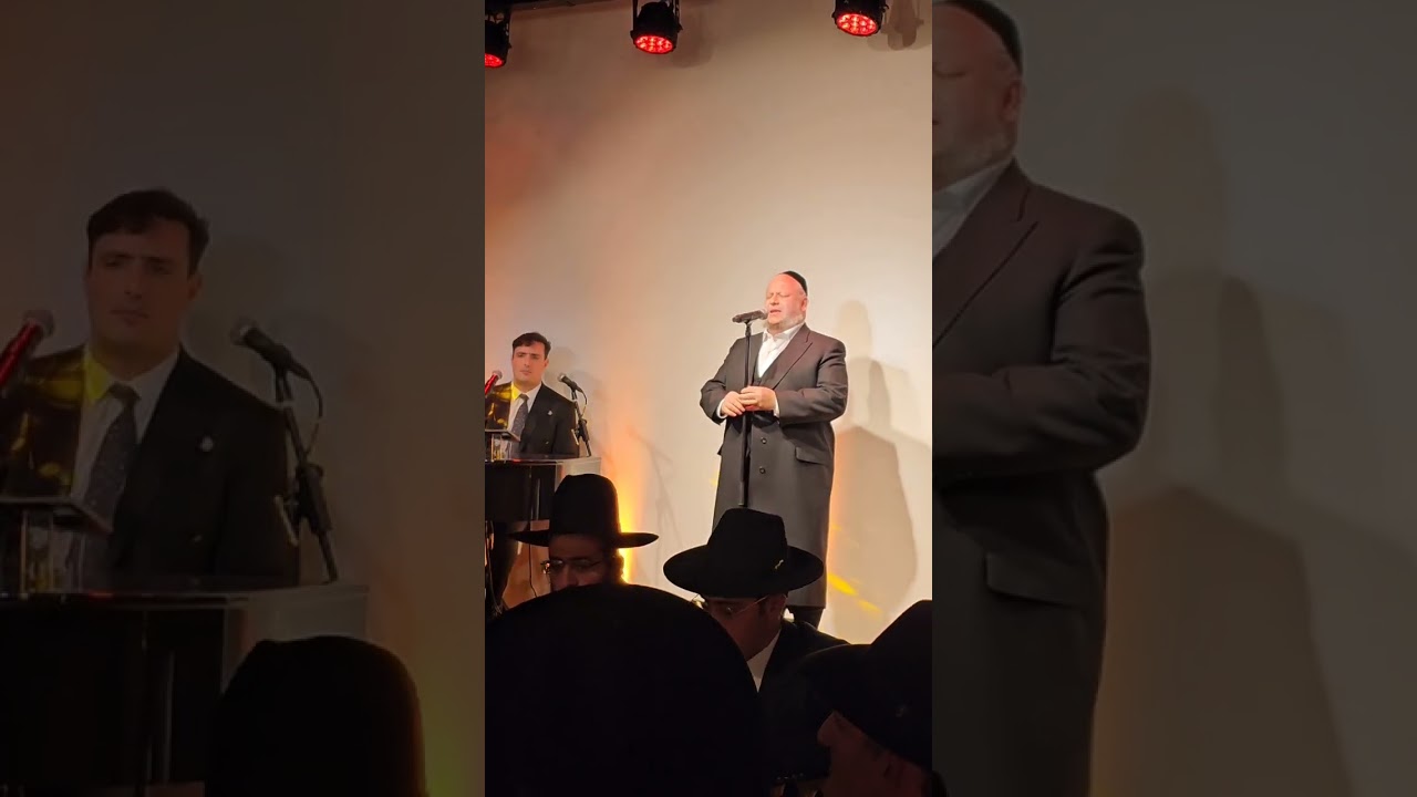 Yitzchok Meir Helfgot singing Kanei at the Mir Yeshiva dinner in Antwerp