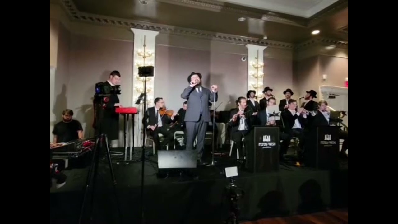 Benny Friedman singing with Mendy Panski at a chupah Tatte -טאטע