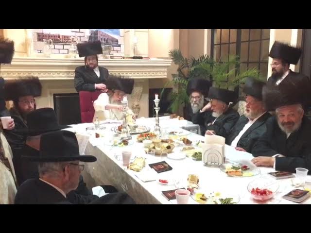Michoel Schnitzler A"H singing "A Matzah in Oven" for the Tosh Rebbe