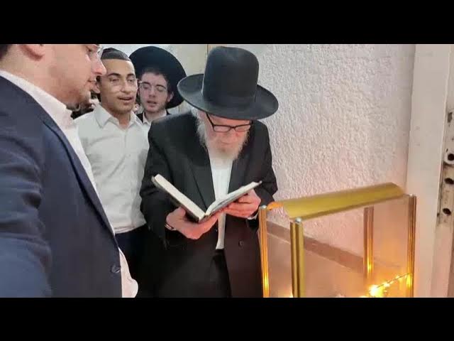 רשכבה"ג מרן רבי משה הלל הירש בהדלקה ובשירת מעוז צור