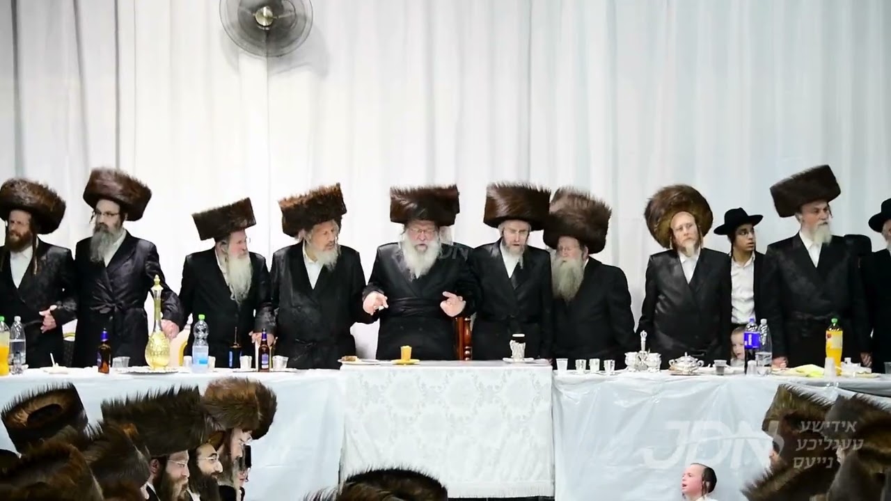 האדמו"ר מנדבורנה ביים טיש חול המועד סוכות