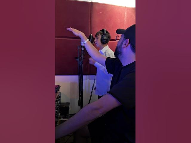 ככה זה נראה באמת באולפן... "האור של אמא" 🎙️