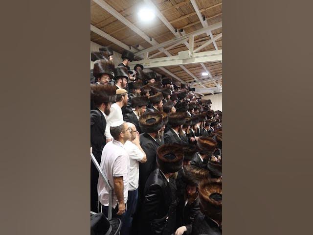 הקהל בריקוד בשמחת בית השואבה
