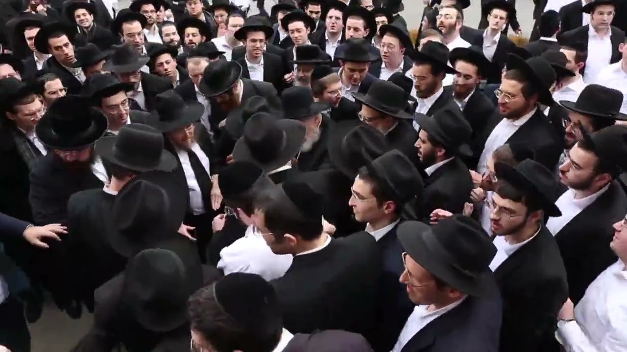 ריתחא דאורייתא: ראשי ישיבת לייקווד מלווים את מנהיג הדור מרן רבי משה הלל הירש לרכבו לאחר השיעור.